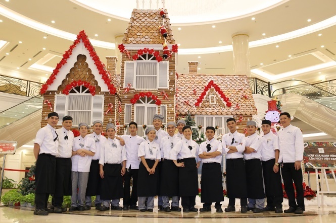 Hơn 20 thợ làm bánh lành nghề đã làm việc liên tục trong một tuần để tạo nên tác phẩm này.