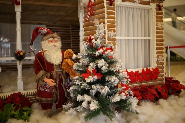 “The sweet town - Thị trấn ngọt ngào” là bữa tiệc Giáng sinh diễn ra trong khung cảnh châu Âu sang trọng và huyền ảo, không gian được trang hoàng lung linh cùng sự xuất hiện của ông già Noel và công chúa tuyết.