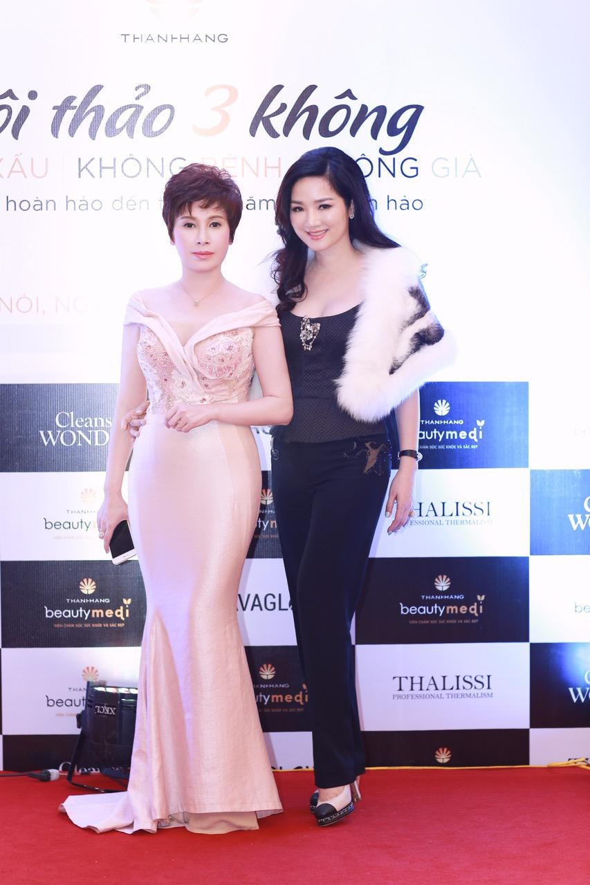 Doanh nhân Đặng Thanh Hằng cùng Giáng My trong một buổi hội thảo về làm đẹp.