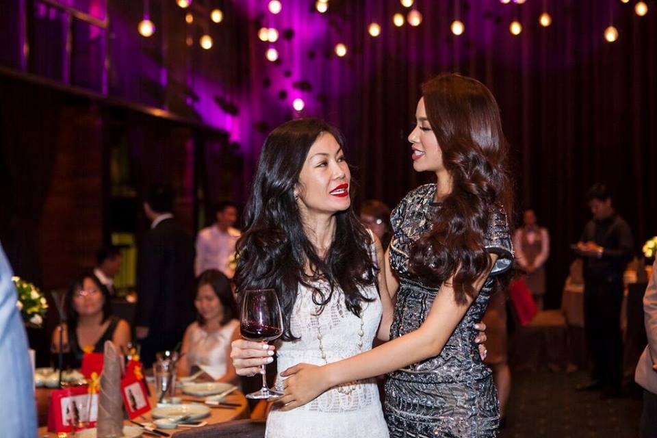 Doanh nhân Valencia Trần có mối quan hệ tốt với các ngôi sao hàng đầu làng giải trí.