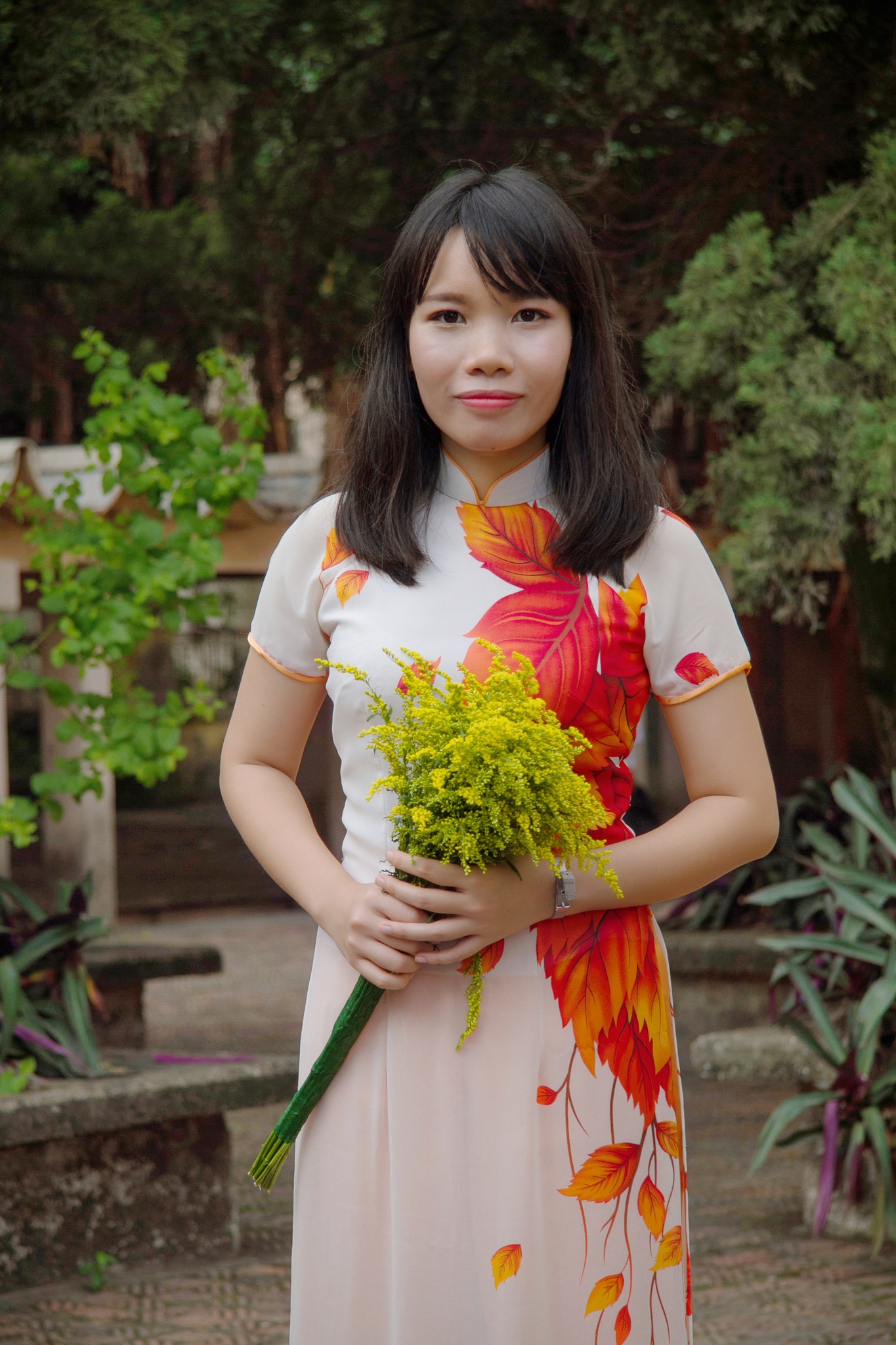 Gương mặt thứ 2 là bạn Hoàng Hà, sinh 12/7/1994, cựu sinh viên Khoa Vật lý kỹ thuật và Công nghệ nano, ĐH Công nghệ - ĐHQGHN. Câu nói yêu thích của Hà là: “Take chances, trust yourself - Nắm bắt lấy cơ hội, tin tưởng vào bản thân”.