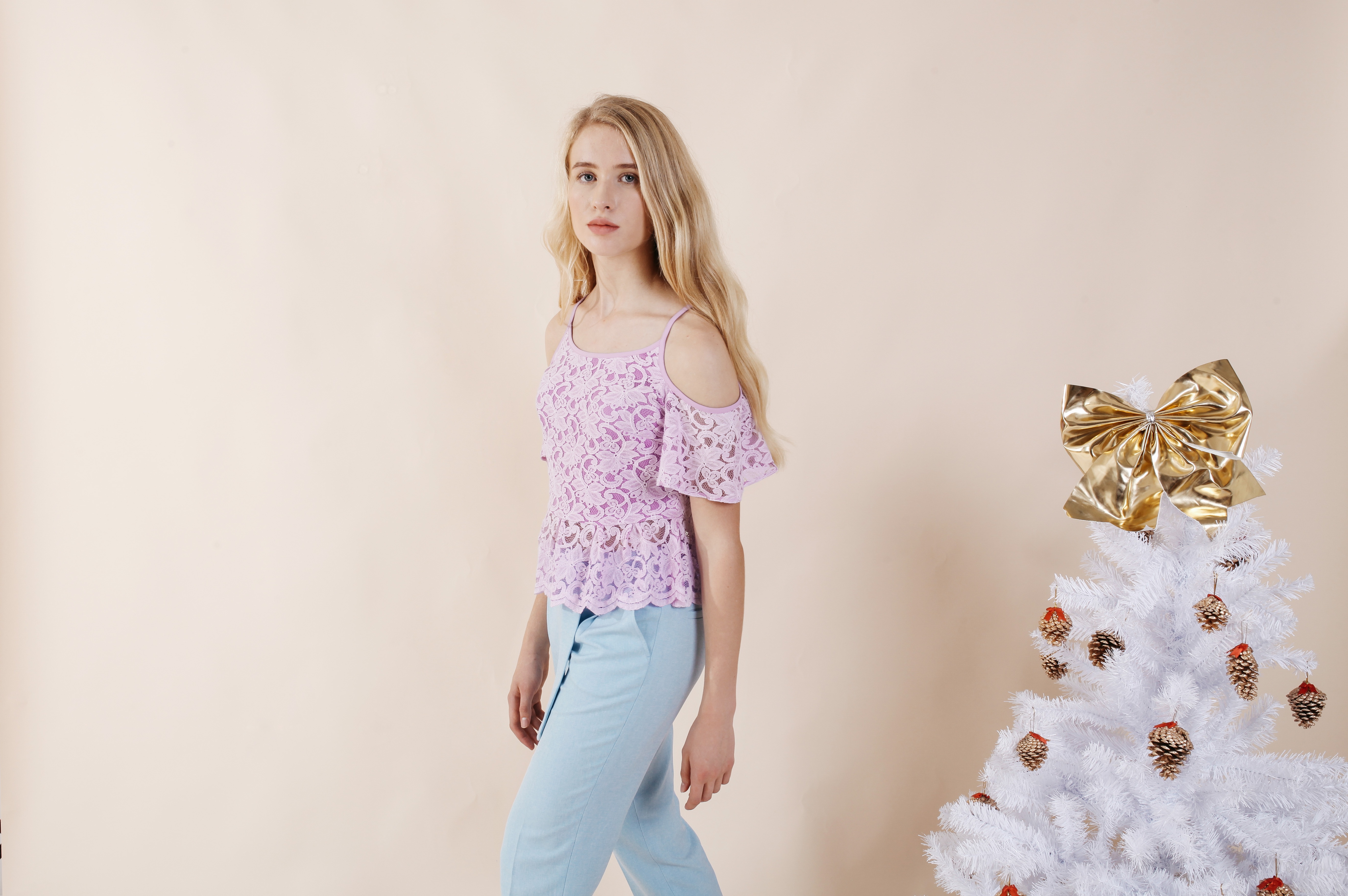 Quần jean và áo dệt kim xẻ vai là lựa chọn lý tưởng cho một buổi dạo phố.