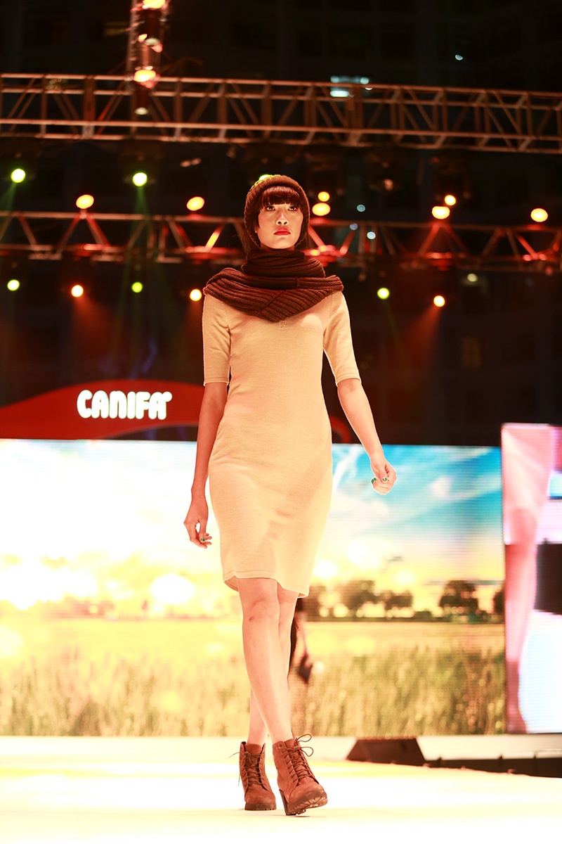 Nguyễn Oanh trong trang phục len lông cừu tại Canifa Winter Fashion Show 2014 - Mùa Ấm.    