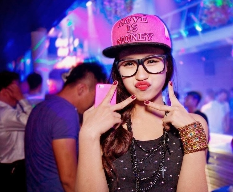 Trang Moon va Tuan Saker an y khi tham du game show hinh anh