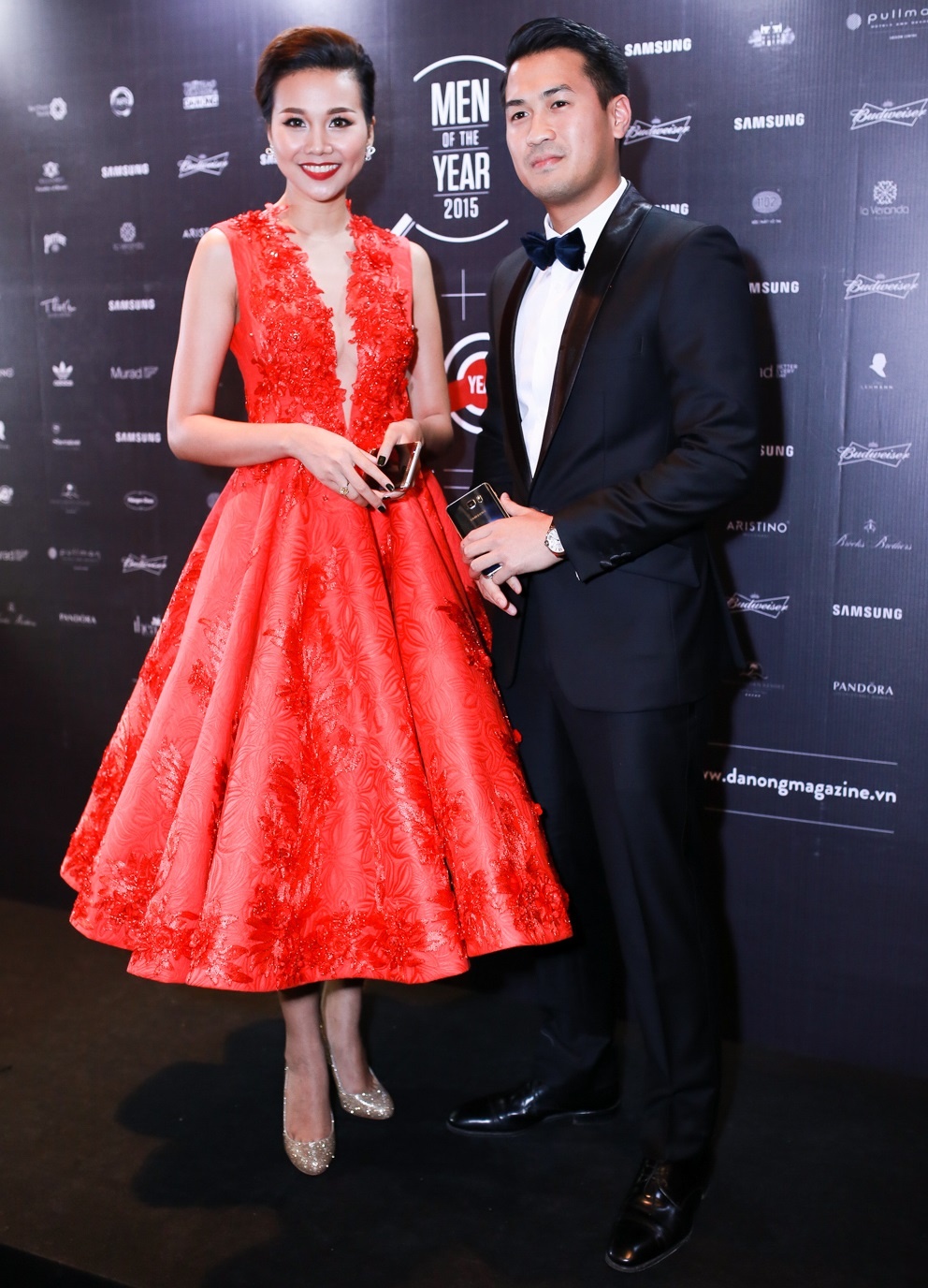Thanh Hằng và Phillip Nguyễn rạng rỡ trước ống kính. Em chồng Hà Tăng có vẻ bối rối trước nhan sắc lộng lẫy của “Kiều thị”.