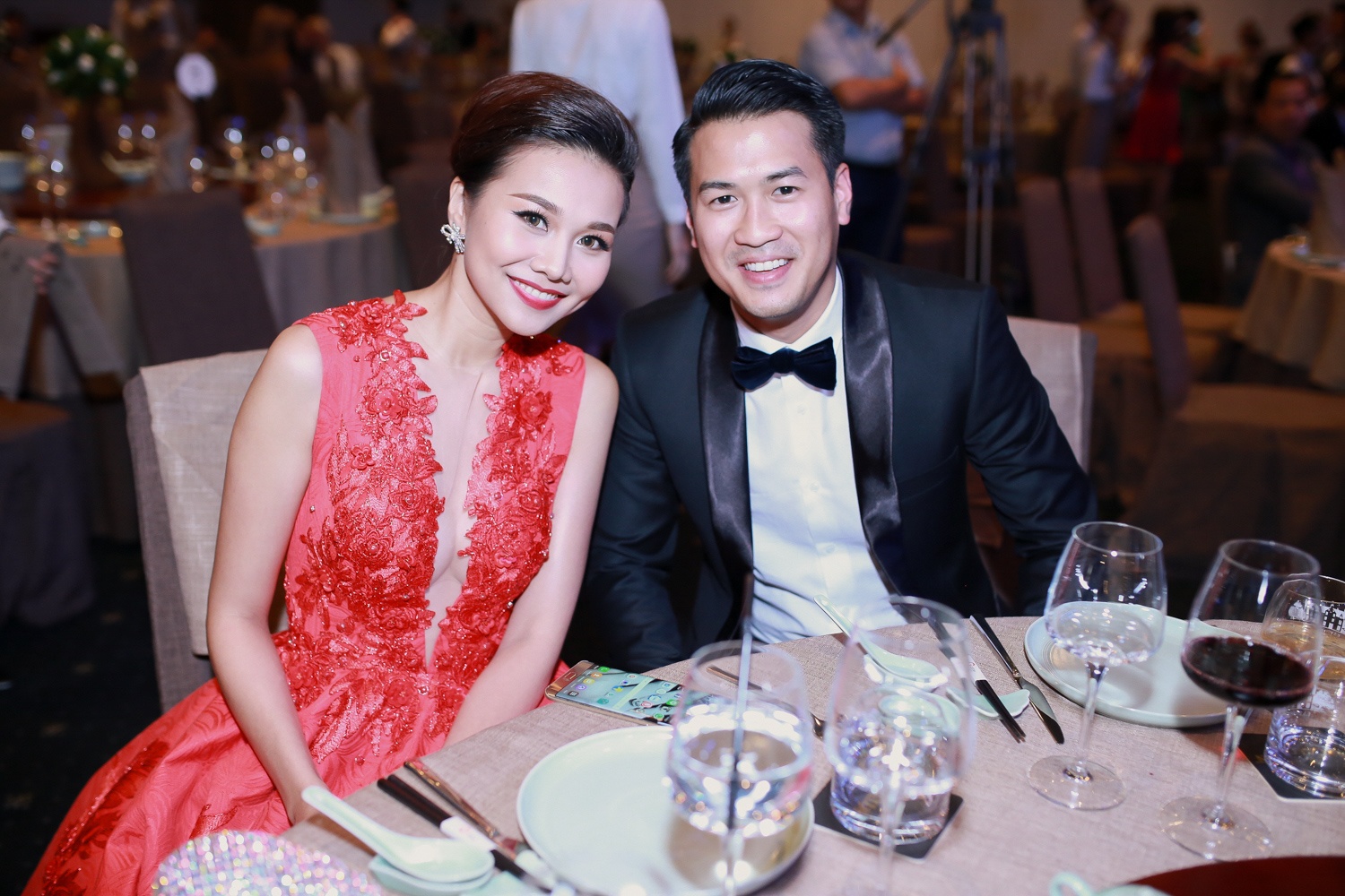 Thanh Hang dien dam do noi bat ben canh Phillip Nguyen hinh anh