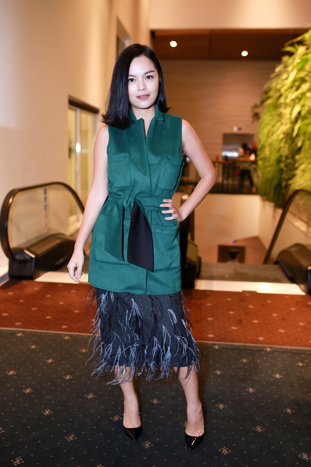 Ngược lại, nữ ca sĩ Phạm Quỳnh Anh tham dự sự kiện bằng bộ cánh kín đáo, lấy chiếc váy tua rua lạ mắt làm điểm nhấn. Bà mẹ một con vẫn tích cực hoạt động showbiz sau thời gian chuyên tâm chăm lo cho gia đình.