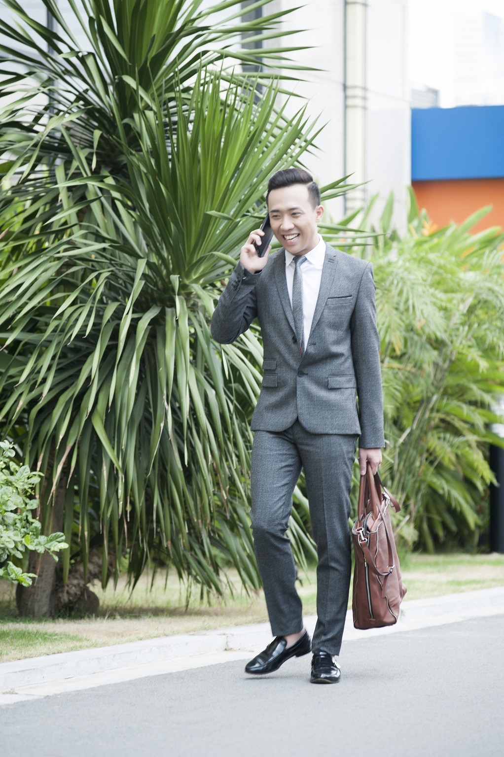 Anh có gu ăn mặc đa phong cách và sành điệu.