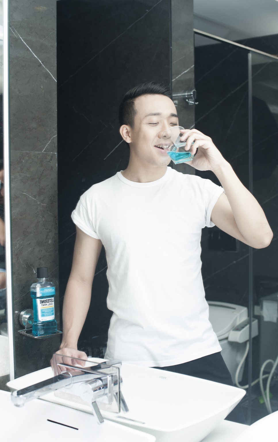 Chăm sóc hơi thở cẩn thận là bí quyết để Trấn Thành tự tin cười rạng rỡ.