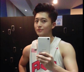 Harry Lu khoe than hinh chuan tai phong gym hinh anh