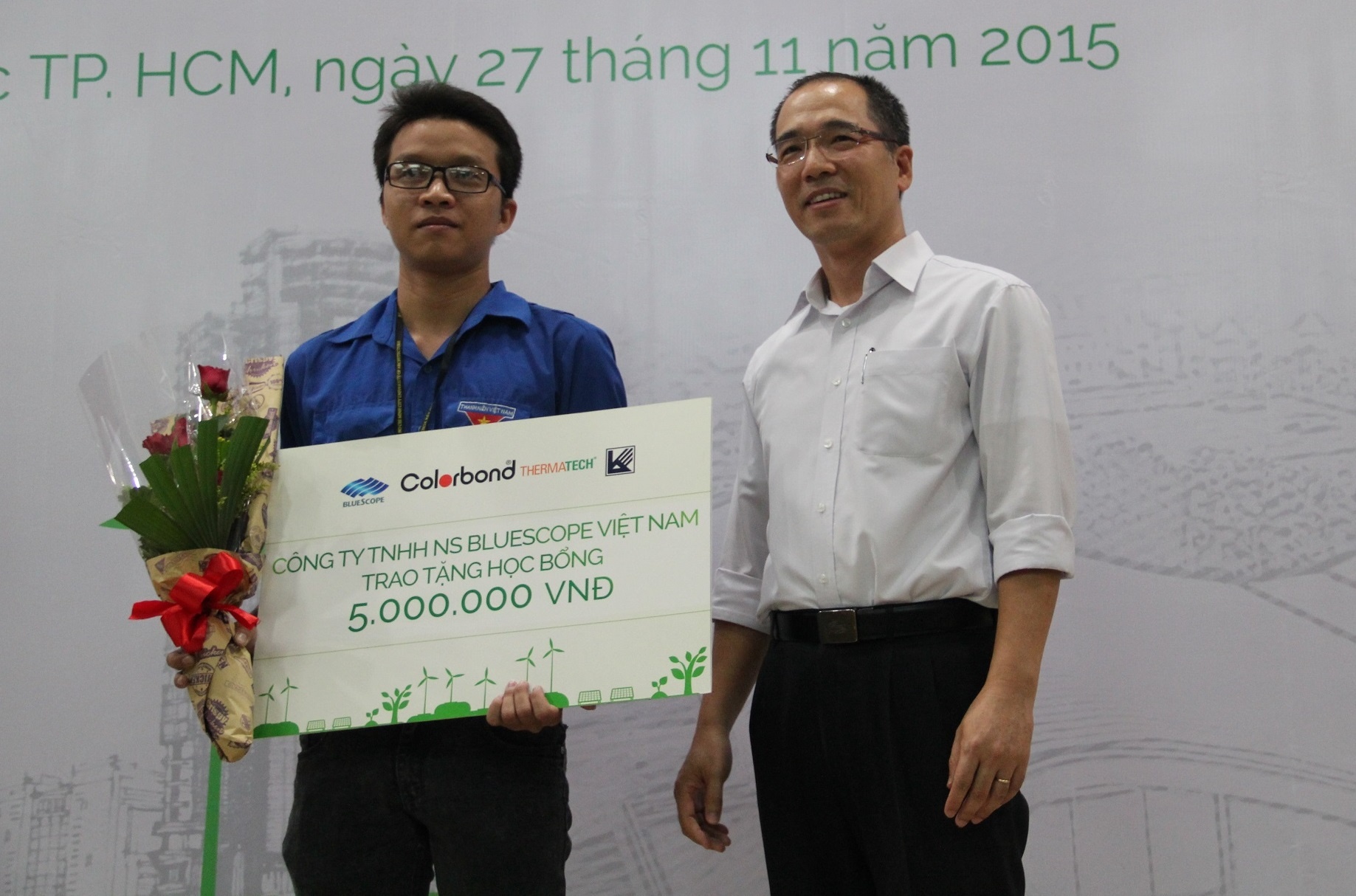 Ông Nguyễn Văn Phong – Phó Tổng giám đốc Kinh doanh BlueScope VN trao học bổng cho sinh viên xuất sắc.