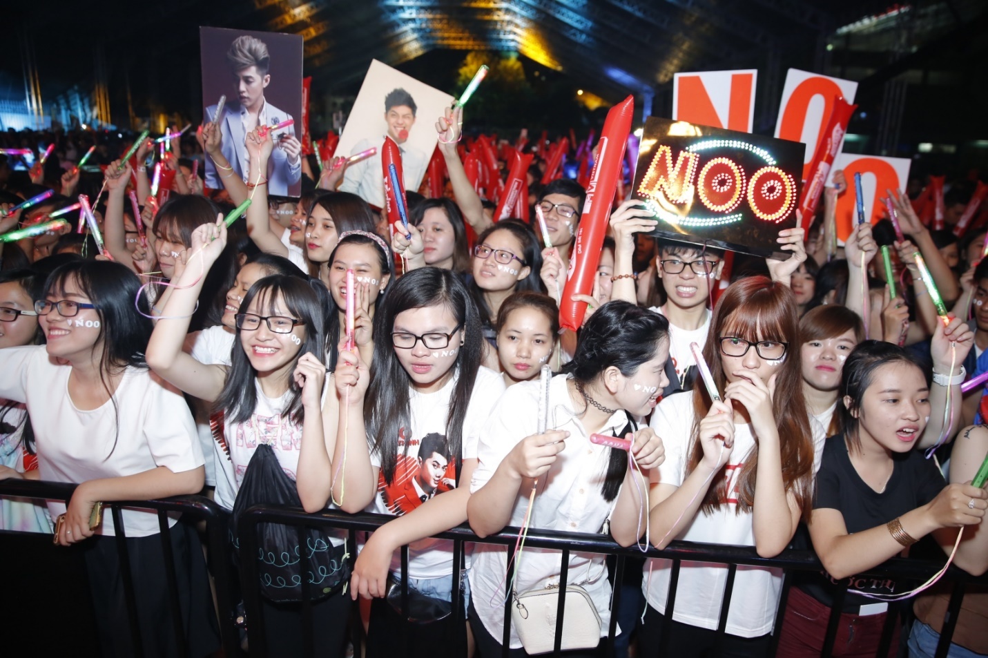 Hàng nghìn khán giả đã hòa cùng Noo Phước Thịnh trong các ca khúc sôi động của anh.