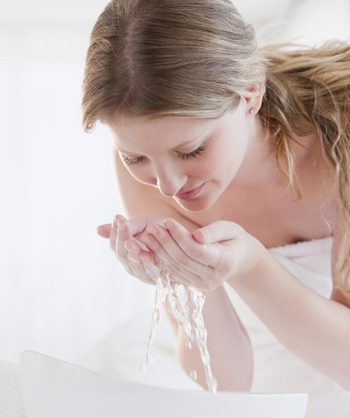 Bạn cần làm sạch tay trước khi rửa mặt.