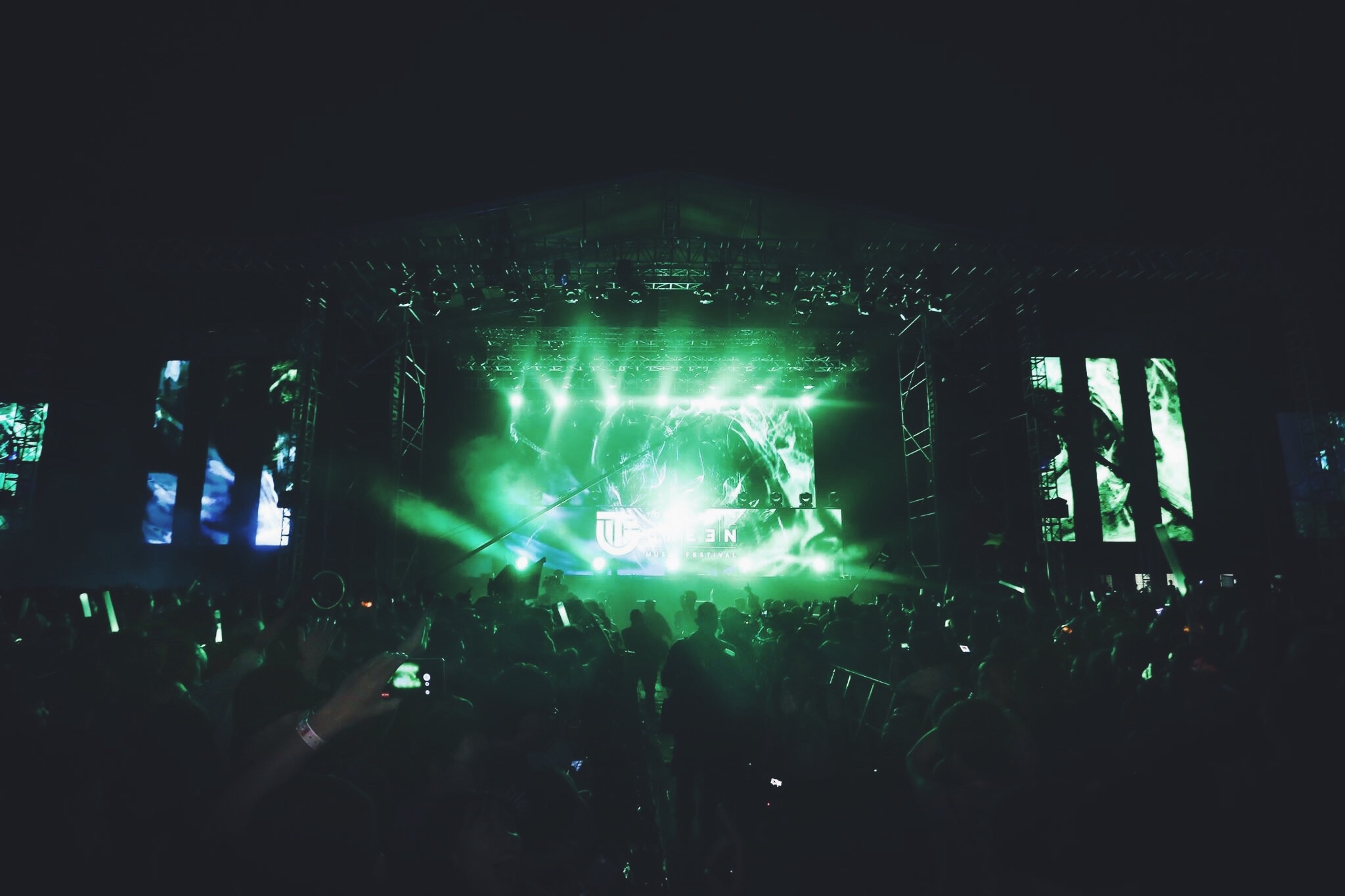 Buổi biểu diễn của Armin Van Buuren thu hút sự tham gia của 20.000 khán giả Hà Nội.