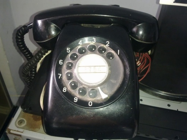 Cụm từ “dập máy” bắt nguồn từ điện thoại bàn ngày xưa.