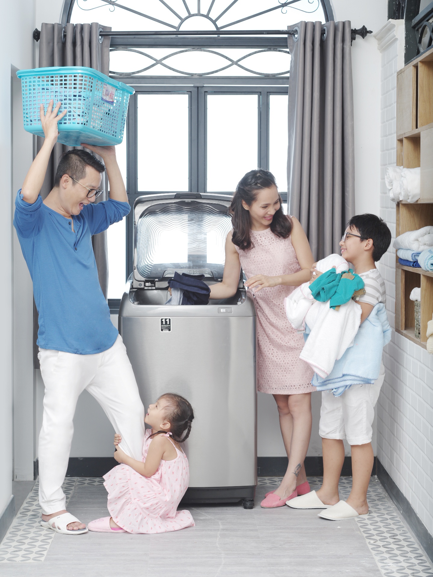 Gia đình Hoành Bách bên món quà Giáng sinh ý nghĩa.