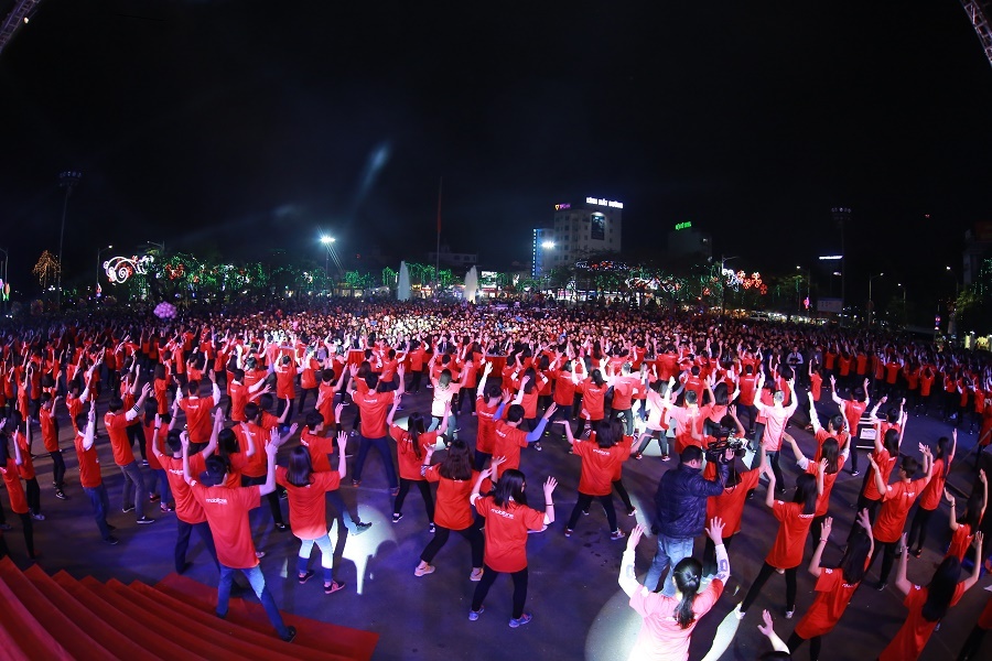 Gần 1.000 học sinh, sinh viên Hải Phòng cùng nhau nhảy flashmob tạo nên Tôi yêu Hải Phòng.