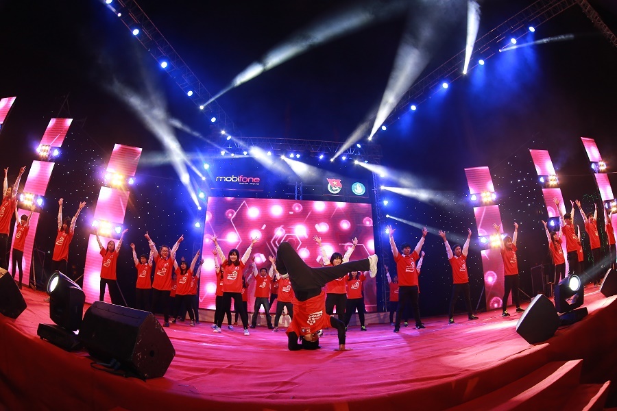 Biên đạo, ban giám khảo chính của cuộc thi Nguyễn Viết Thành cùng các bạn tạo nên Tình yêu Hải Phòng