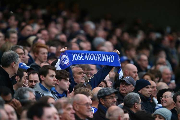 Cổ động viên Chelsea giơ cao tên HLV Jose Morinho trong trận gặp Sunderland.