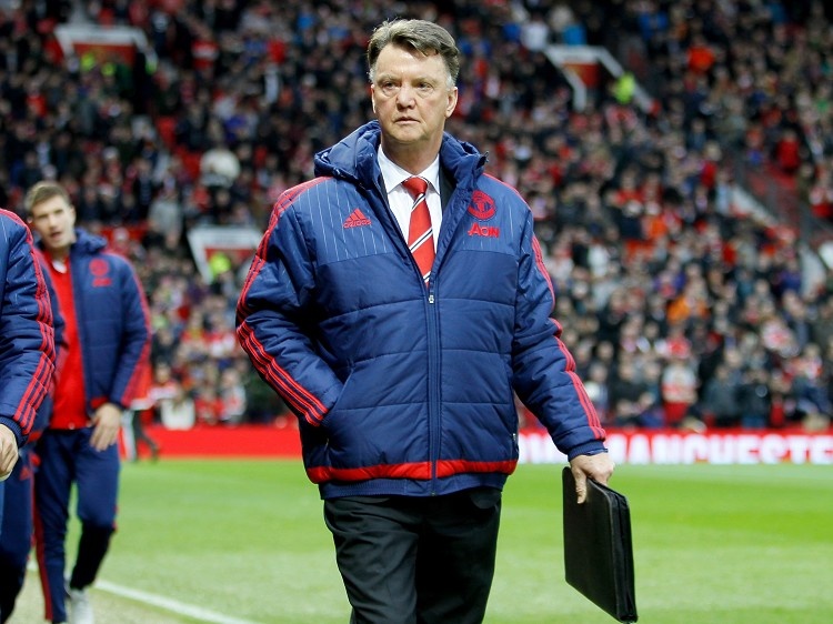 Van Gaal và MU đang đóng vai ông già Noel và “tặng điểm” cho các đội bóng khác?