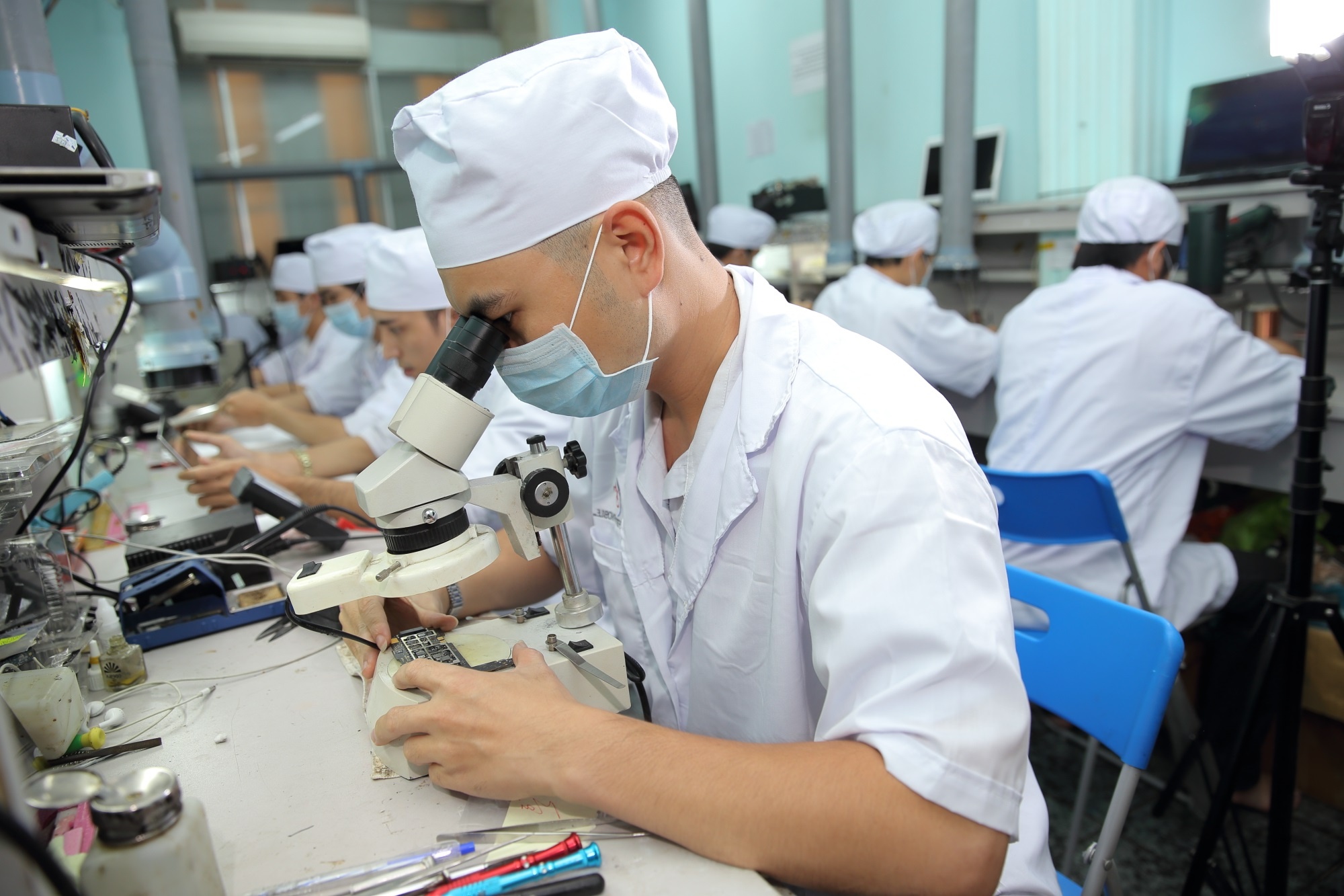 Nguoi dung dien thoai ngay cang chu trong van de bao hanh hinh anh