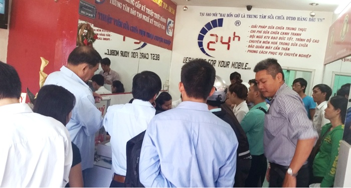 Người dùng trải nghiệm dịch vụ bảo hành trọn đời cho điện thoại tại TP HCM.