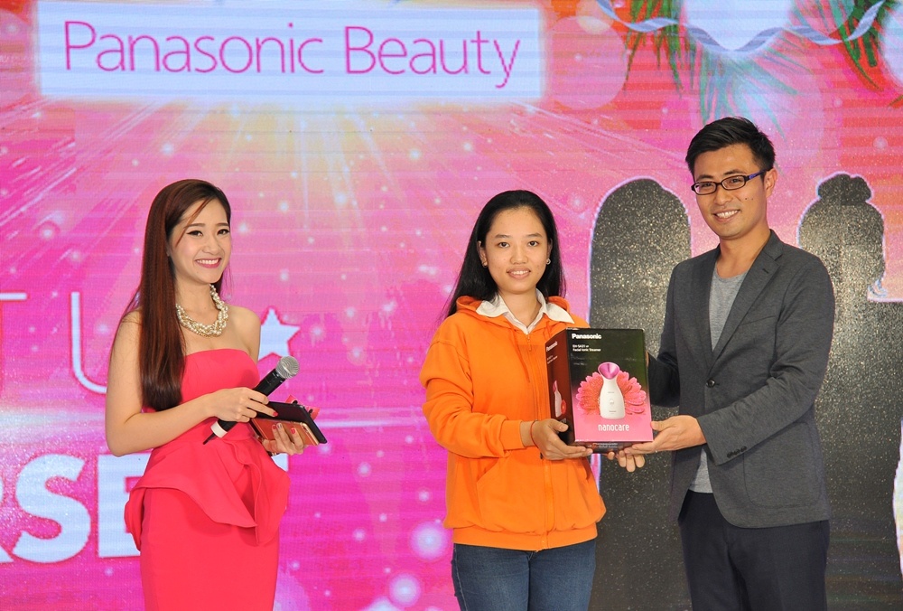 Khách hàng trúng thưởng bộ sản phẩm Panasonic Beauty ngay tại sự kiện