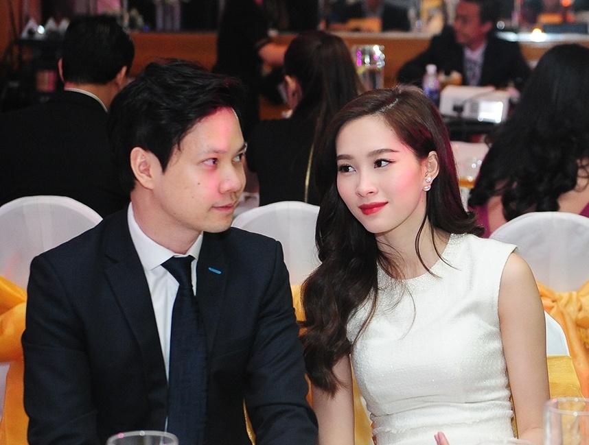 Nhiều lần được bắt gặp hẹn hò nhưng đôi trai tài gái sắc chưa một lần thừa nhận mối quan hệ. Đây là lần đầu tiên Thu Thảo - Trung Tín xuất hiện công khai tại một nơi đông người và có sự xuất hiện của truyền thông.