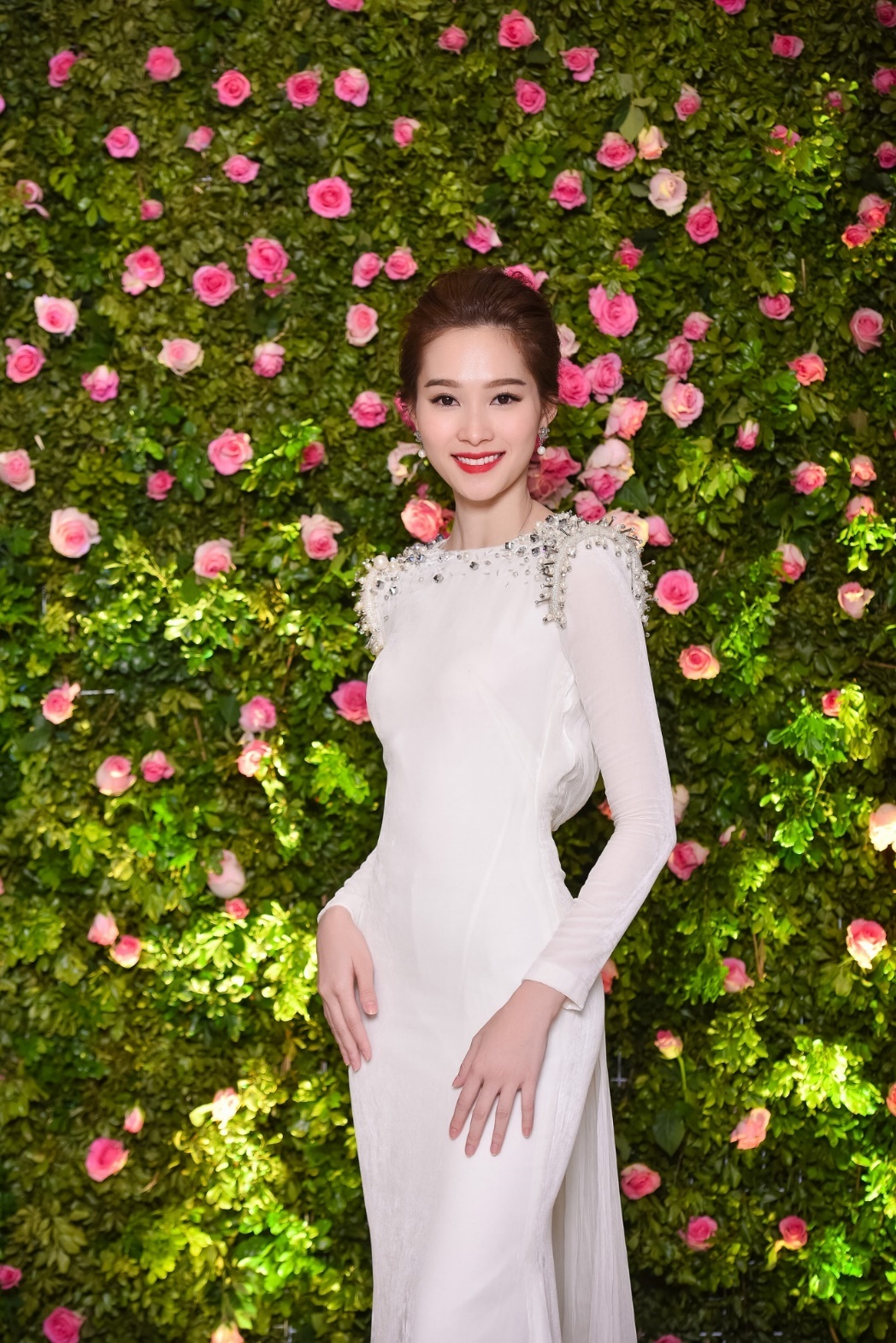   Xuất hiện tại sự kiện For Elise, Đặng Thu Thảo thu hút sự chú ý bởi vóc dáng mảnh mai, dương mặt thanh tú và gu thời trang nữ tính.