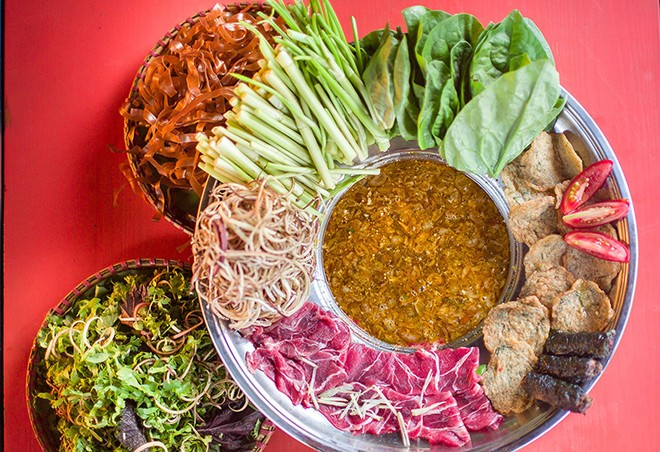   Ở quán An Biên (Cầu Giấy, Hà Nội), người mê lẩu sẽ bị thuyết phục bởi những món đậm vị Hải Phòng. Đầu tiên là lẩu cua đồng với nước cua đặc trưng, ăn cùng chả cá, chả lá lốt và bánh đa đỏ. 