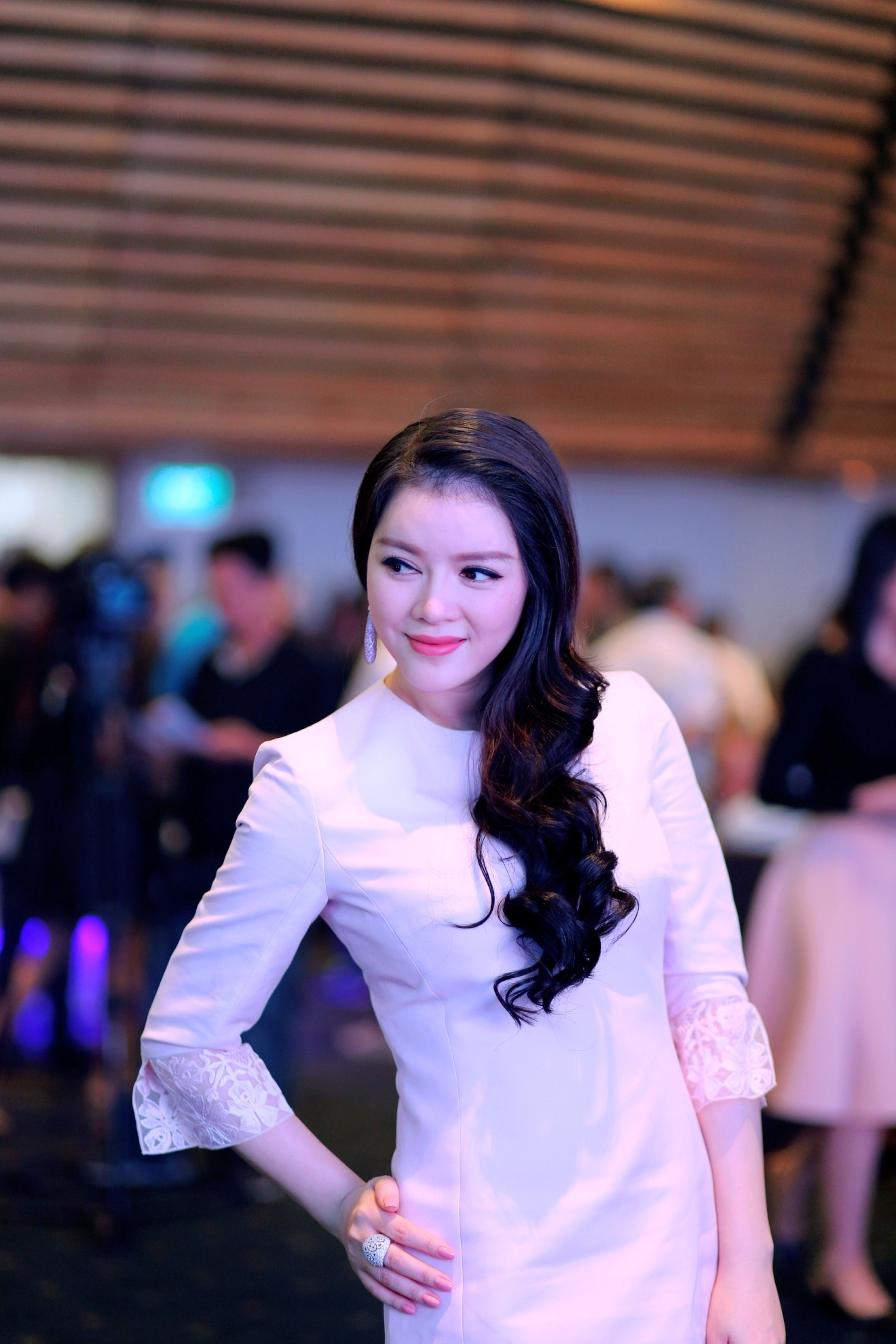   Cựu Đại sứ Du lịch Việt Nam diện một thiết kế có gam trắng chủ đạo với điểm nhấn là phần tay lỡ pha ren nhẹ nhàng. Phụ kiện hoa tai và nhẫn to bản giúp cô thêm phần sang trọng.