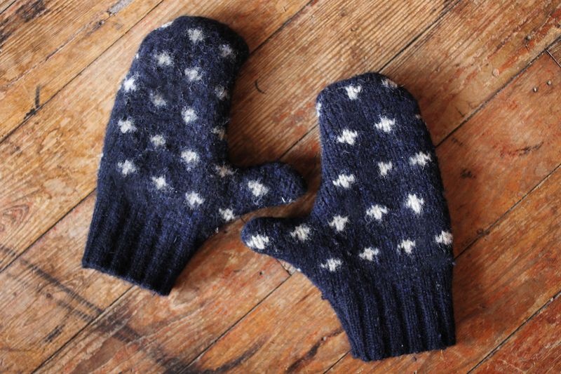Người ấy chắc chắn rất cảm động khi bạn tặng đôi găng tay handmade thế này.