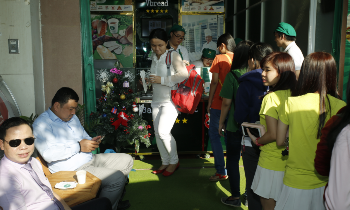 Hình ảnh xếp hàng chờ mua quen thuộc tại mỗi cửa hàng.