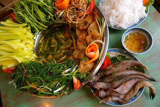  Cách ăn cá khoai cũng rất đặc biệt. Cá được thả vào nồi lẩu sôi cho vừa chín tới, vớt ra đĩa rồi dùng tay cầm đuôi lắc lắc cho thịt róc ra và thưởng thức. Vị ngọt của cá cùng vị mát của dọc mùng, hòa quyện với nước dùng cá thanh chua, rất phù hợp với tiết trời se lạnh.