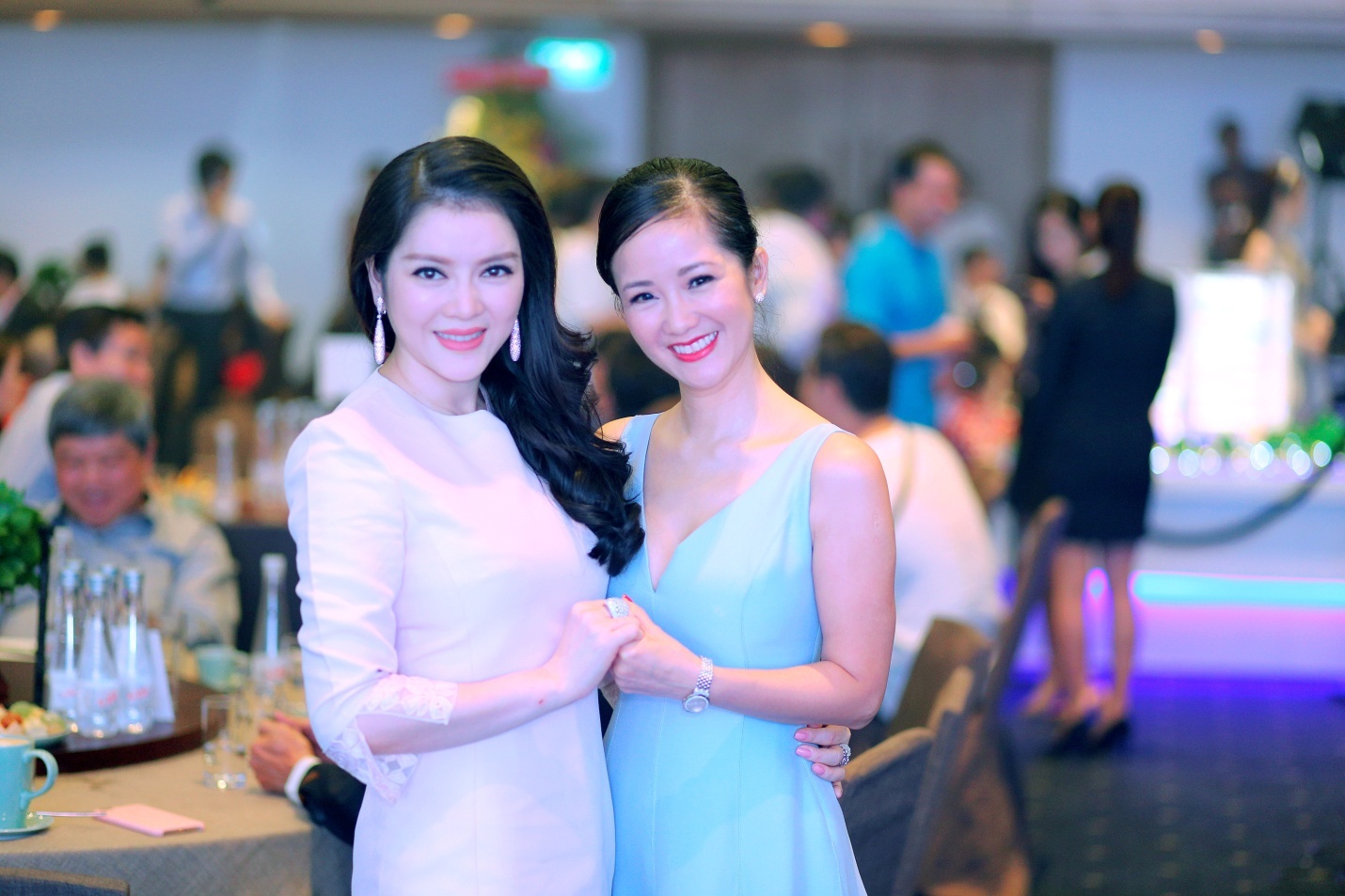 Hong Nhung, Ly Nha Ky do ve sang trong khi du su kien hinh anh