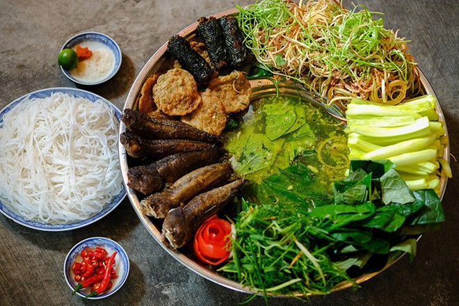   Mới có mặt trong danh sách thực đơn một tháng gần đây song lẩu cá bớp đã nhanh chóng được thực khách yêu thích. Nước dùng ninh từ xương cá nguyên chất. Cá được làm sạch và ướp cùng gia vị đặc trưng. Lẩu cá bớp không thể thiếu lá lốt để tạo vị thơm nồng và không tanh.