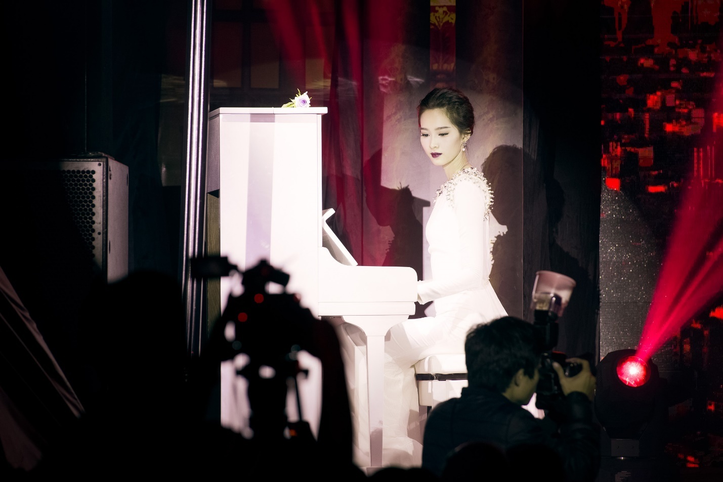 …và đàn một bản piano ngọt ngào. 