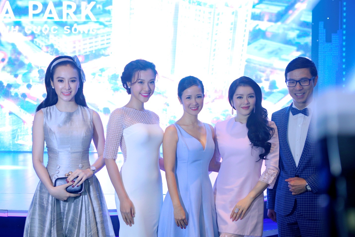  Tham dự sự kiện còn có MC Anh Quân, Hoàng Oanh.