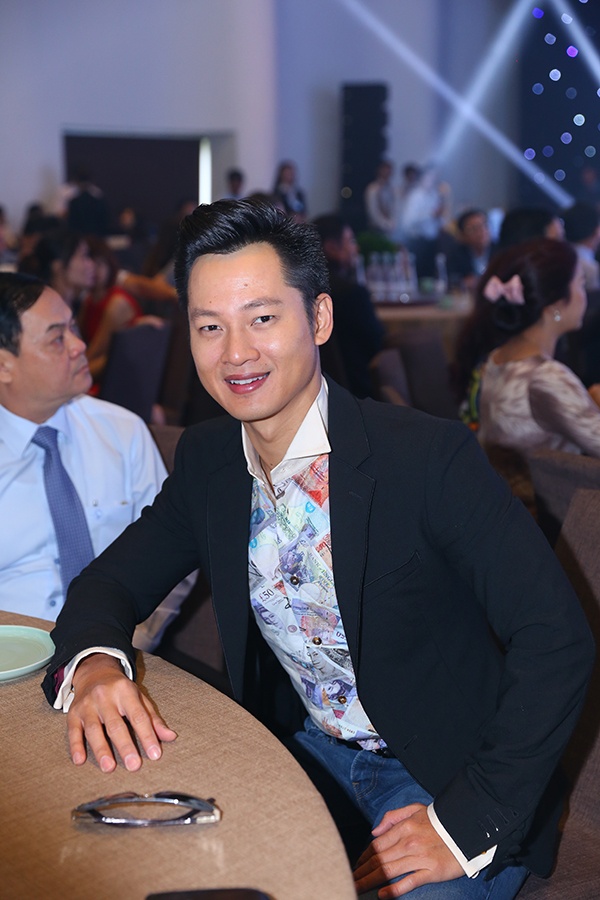   Nam ca sĩ Đức Tuấn ăn vận giản dị đến chương trình.   