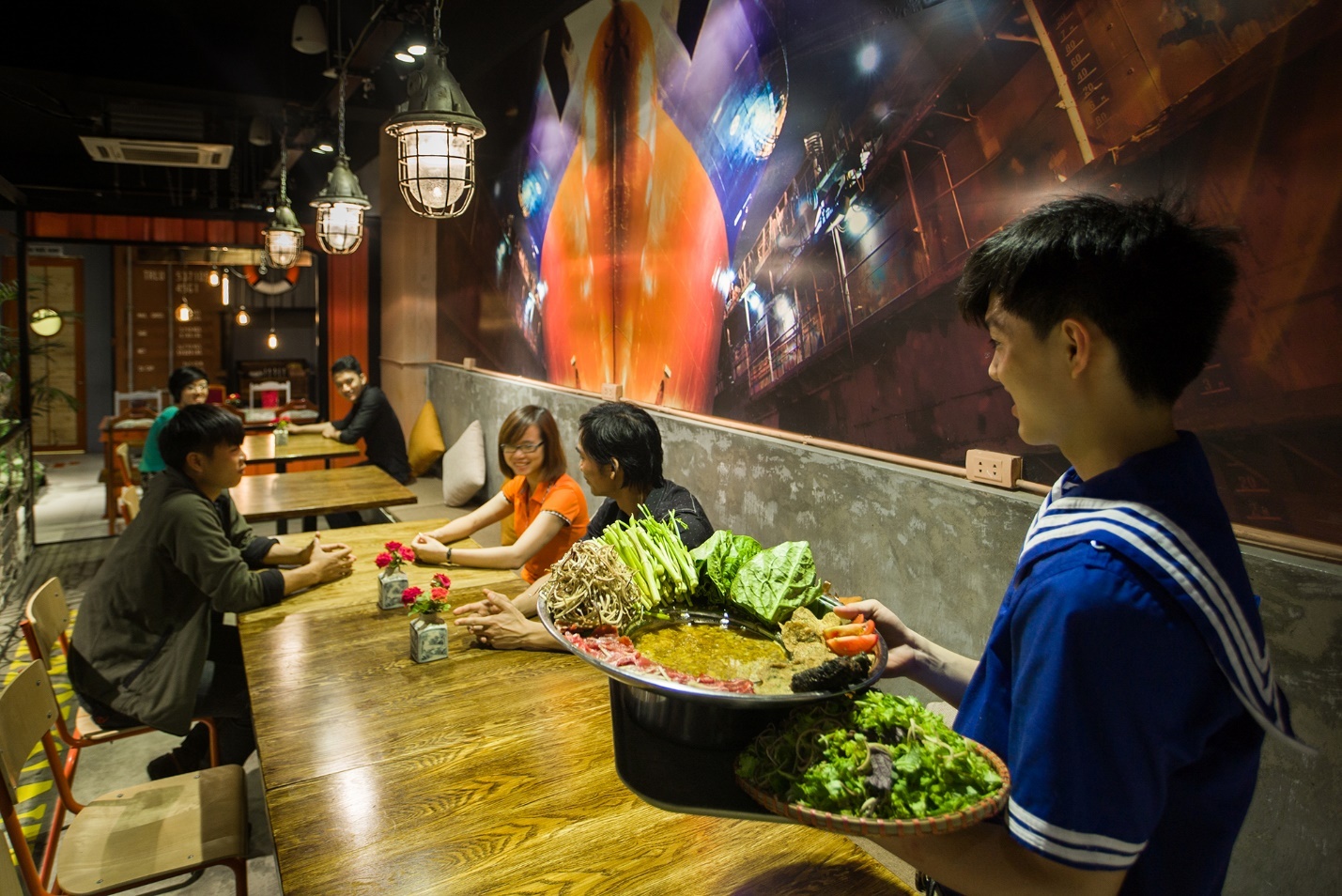 Đặc biệt, bánh đa và chả cá được lấy trực tiếp từ đất cảng, đảm bảo cho thực khách thưởng thức trọn vẹn hương vị xứ biển ngay giữa lòng Hà Nội.