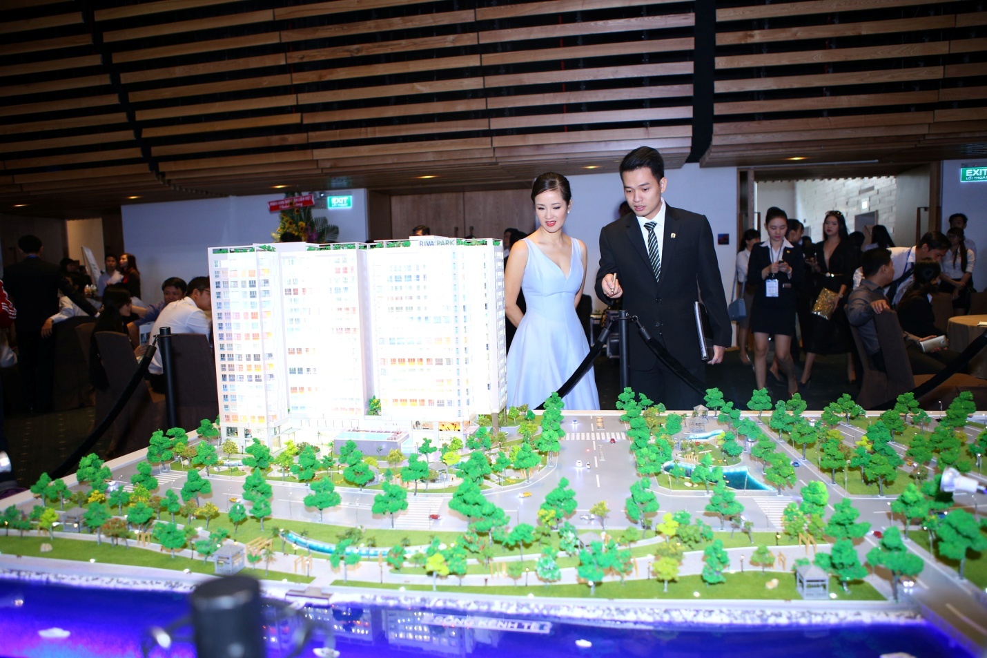   Ngoài hội ngộ đồng nghiệp, Hồng Nhung còn chú tâm đến việc tham khảo các căn hộ của dự án Riva Park (504 Nguyễn Tất Thành, phường 18, quận 4, TP HCM). Cô cho biết mong muốn có được một căn hộ vừa gần trung tâm thành phố lại vừa thoáng đãng, nhiều cây xanh.