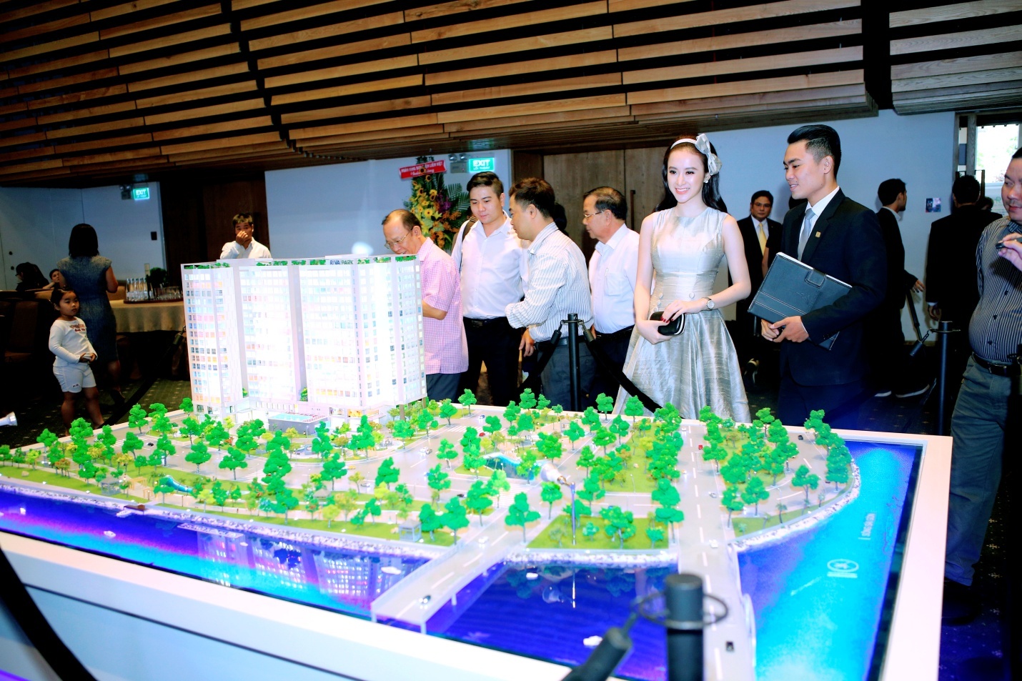     Angela Phương Trinh cũng thích thú với các tiện ích đa dạng như hầm đậu xe rộng rãi, trung tâm thương mại, hồ bơi 4 mùa, nhà trẻ, phòng y tế, khu vườn tiệc nướng… của dự án này. 