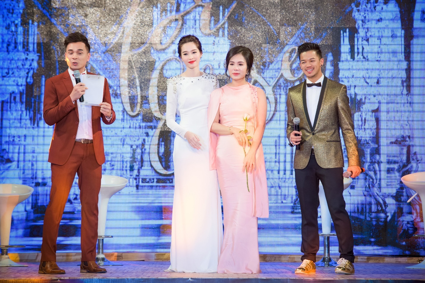 Tại For Elise, ngoài việc ra mắt các bộ sưu tập mới, nhà sáng lập thương hiệu Elise, bà Lưu Nga cũng công bố Đặng Thu Thảo là gương mặt đại diện.