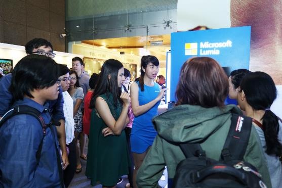 Hình ảnh người tham gia trải nghiệm tại lễ ra mắt Lumia 950/950 XL.