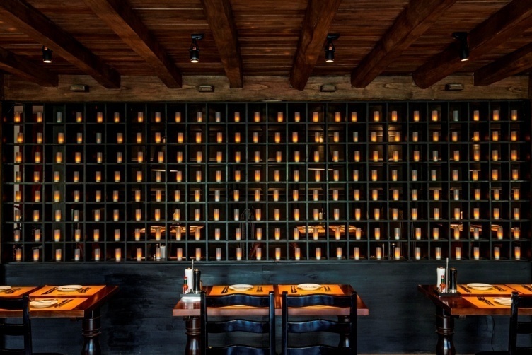 Bên cạnh đó, nhà hàng vẫn dành những không gian riêng tư và lãng mạn cho các cặp đôi.