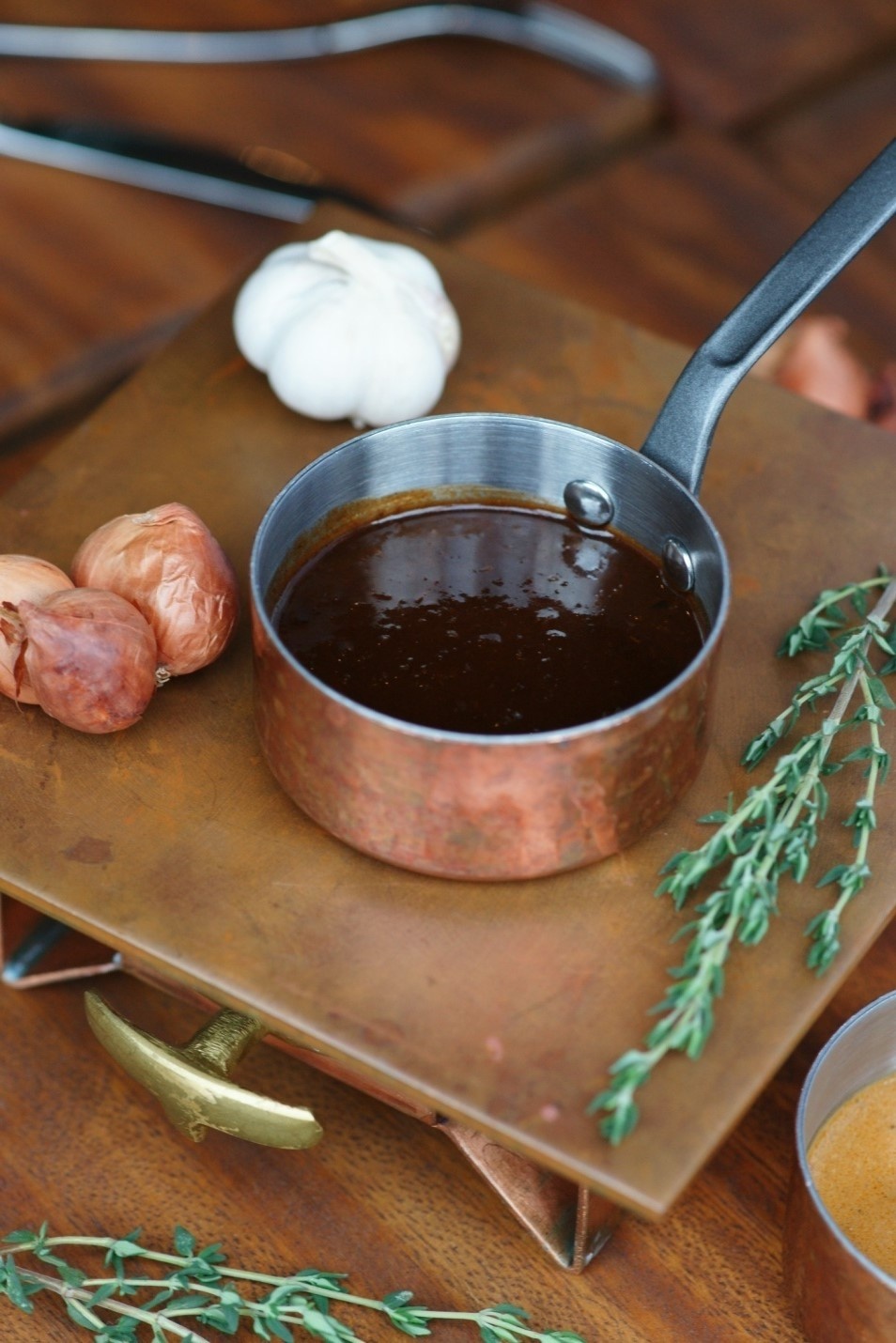 Sốt vang đỏ mang hương vị quyến rũ của rượu vang Pháp và lá hương thảo, dấm nho đen cùng vị ngọt của nhiều loại rau, củ, quả và hành khô.