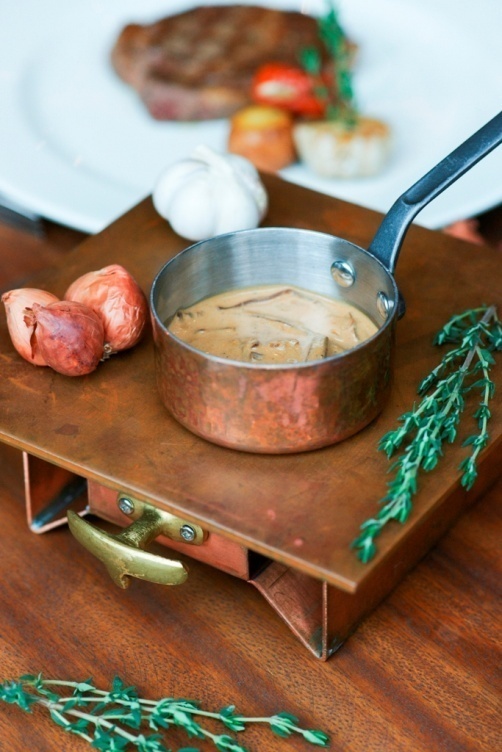 Sốt nấm như một bản hòa tấu tinh tế của các loại nấm Pháp, nấm hương, nấm hải sản với hành tây, kem tươi.