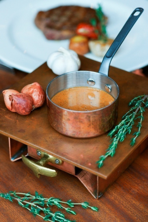 Sốt gan ngỗng béo ngậy được chế biến từ gan ngỗng Pháp, kem tươi và cỏ xạ hương, mang vị ngọt dịu của nước dùng ninh từ xương bò và rau, củ.