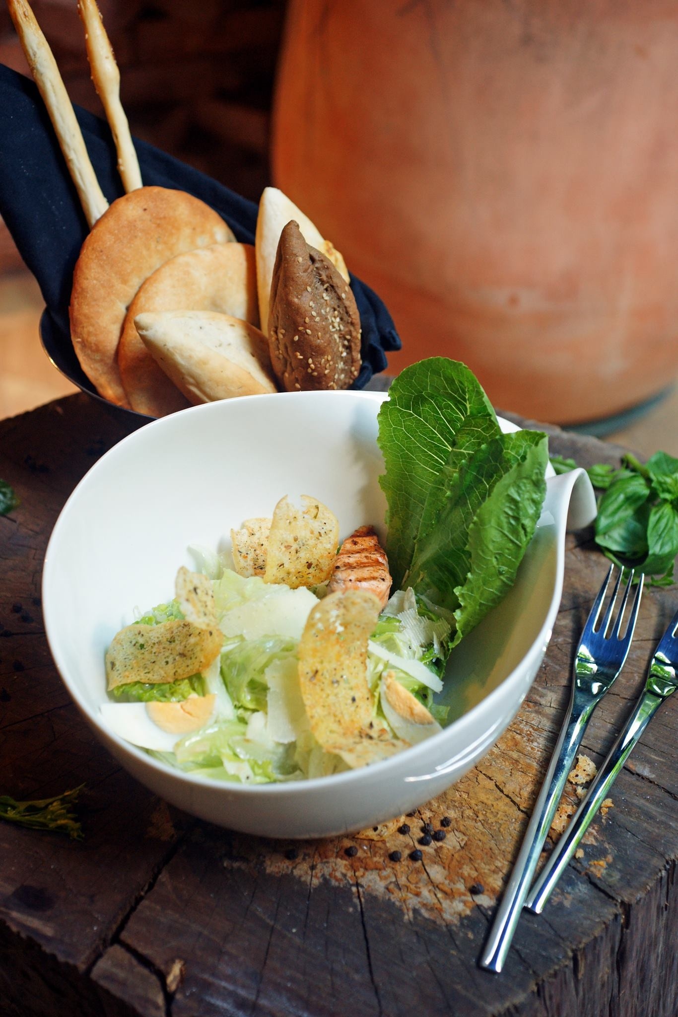 Ăn kèm với các món trên là Salad Moo tươi mát, giúp cân bằng dinh dưỡng và gia tăng vị ngon.