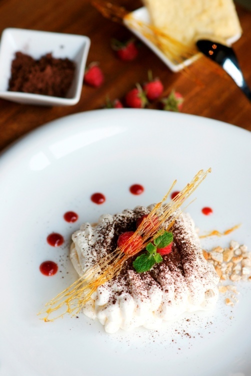 Bữa tiệc sẽ kết thúc trọn vẹn bằng thực đơn tráng miệng phong phú. Trong ảnh là bánh Tiramisu ăn kèm sốt quả mâm xôi vô ngọt thanh và chua dịu.